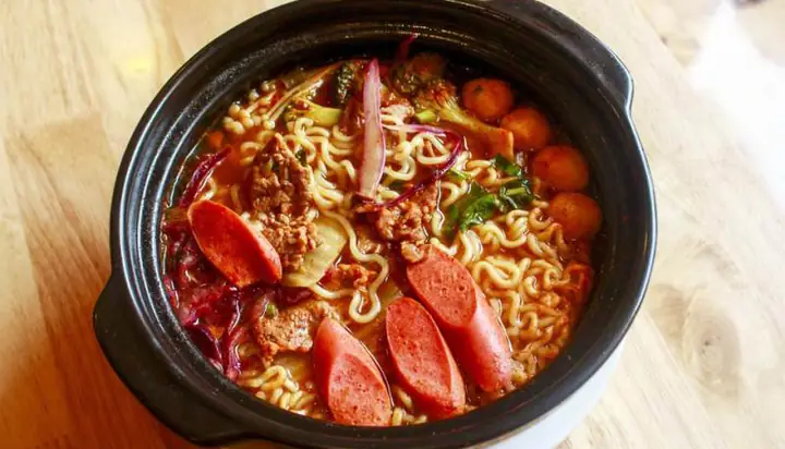 Mì Cay Sư Vạn Hạnh: Đánh Giá Chi Tiết Quán Sasin 7 Cấp Độ