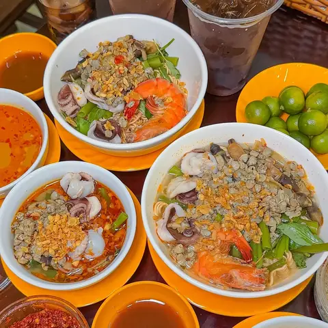 Mì Ốc Hến Dì Lan: Hành Trình Khám Phá Món Ăn Đặc Trưng Quận 4