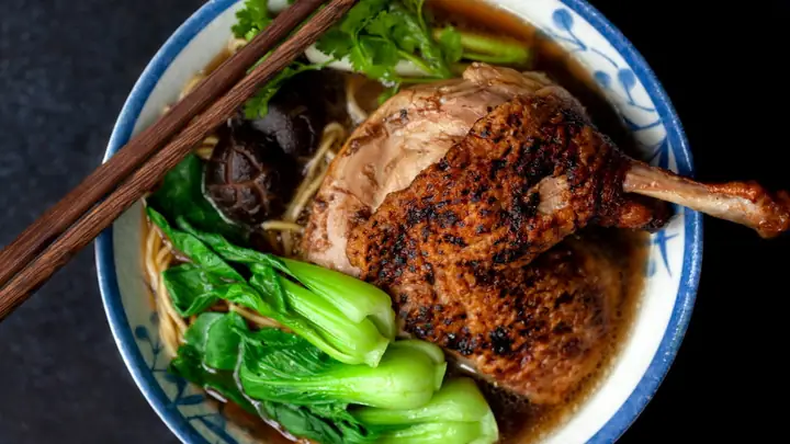 Mì Vịt Tiềm Quận 5: Review Chi Tiết 8 Quán Ngon, Đậm Đà Hương Vị Hoa