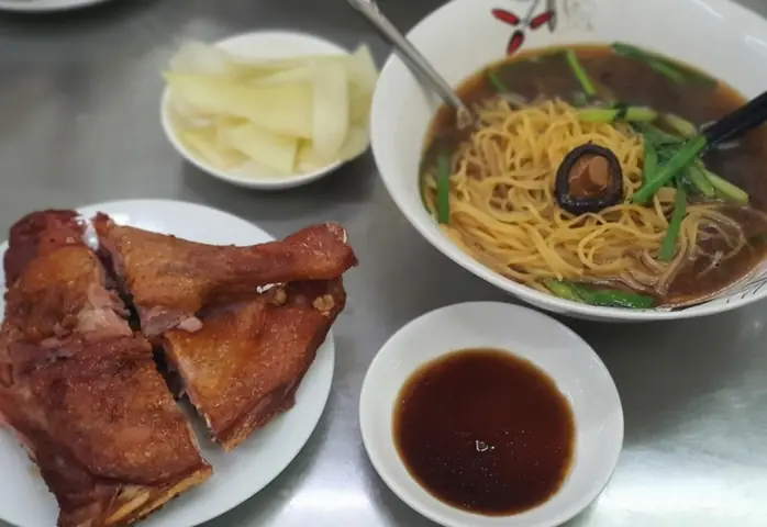 Cách Làm Mì Vịt Tiềm Thượng Hải Chuẩn Vị: Bí Quyết Từ Nước Lèo Đậm Đà Đến Da Giòn Tơi