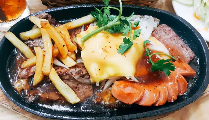 Review Chi Tiết Quán Mộc Quán: Bò Bít Tết Ngon Chuẩn Vị Tại Quận 7
