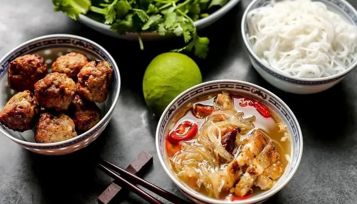 Review Bún Chả Ngõ 36 Lê Thanh Nghị: Hương Vị Truyền Thống Giữa Lòng Hà Nội