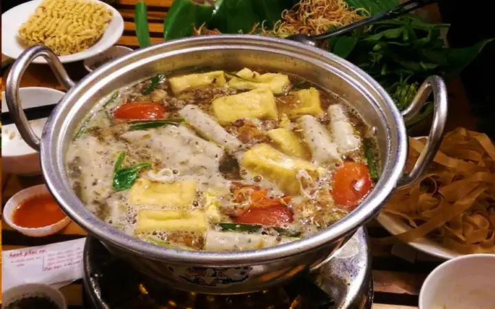 Ngõ 8 Quận 3: Điểm Nhấn Cho Món Lẩu Riêu Cua Đồng Và Trà Chanh Truyền Thống