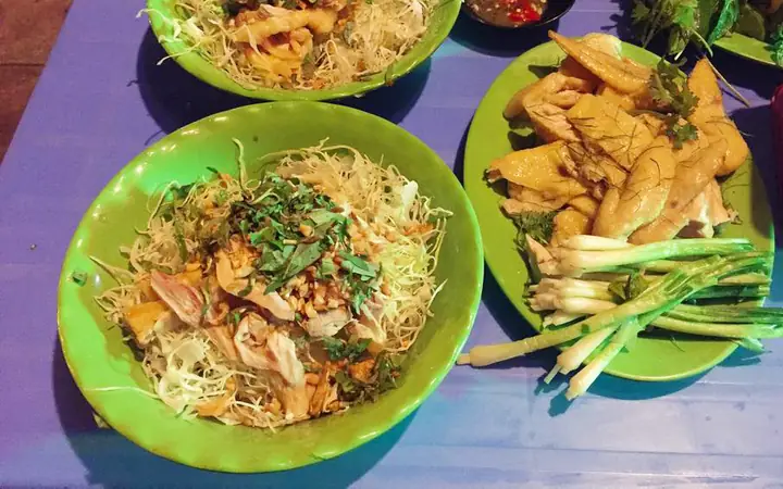 Phở Trộn Và Nộm Gà Lãn Ông: Điểm Đến Cho Tín Đồ Ẩm Thực Phố Cổ