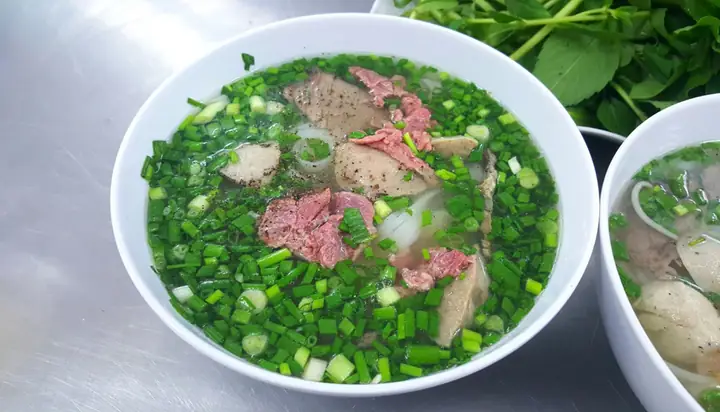 Review Phở Mùi 261 Tôn Đản: Trải Nghiệm Thực Tế & Đánh Giá Khách Quan