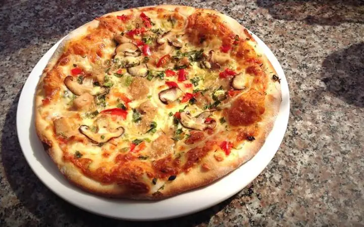 Pizza Ông Tây Núi Trúc: Đánh Giá Chi Tiết Nhà Hàng Pizza Phong Cách Ý Tại Hà Nội