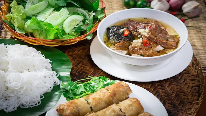 Đánh Giá Chi Tiết 8 Quán Bún Chả Hồ Tây Ngon Bất Chấp Thời Gian