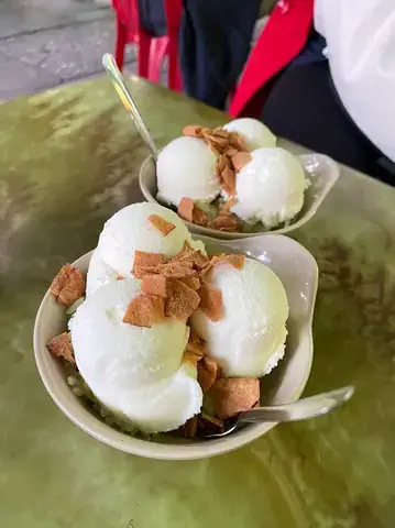 Kem Xôi Thu Nga: Đánh Giá Thực Tế Về Món Ăn Vặt Hà Nội