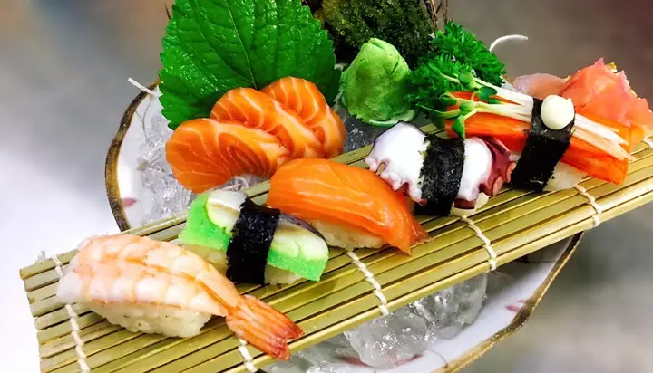 Review Sushi Viên Ông Chủ Nhỏ Tô Hiến Thành: Thử Thức Sushi Giá Rẻ?