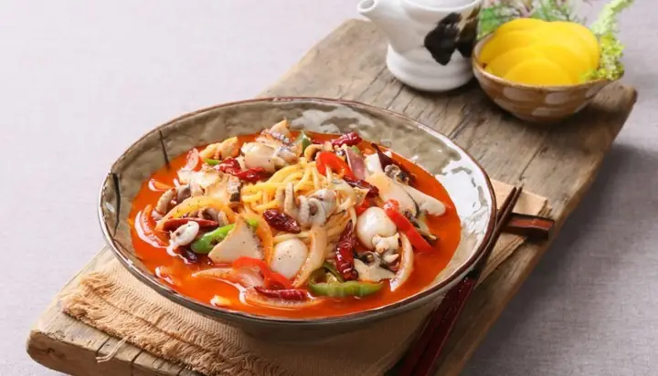 Truyền Thuyết Champong Quận 2: Bí Quyết Mì Cay Hải Sản Chuẩn Hàn
