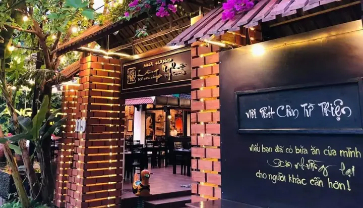 Nhà Hàng Làng Nghệ 119 Lê Lợi: Trải Nghiệm Ẩm Thực Miền Trung Tại Đà Nẵng