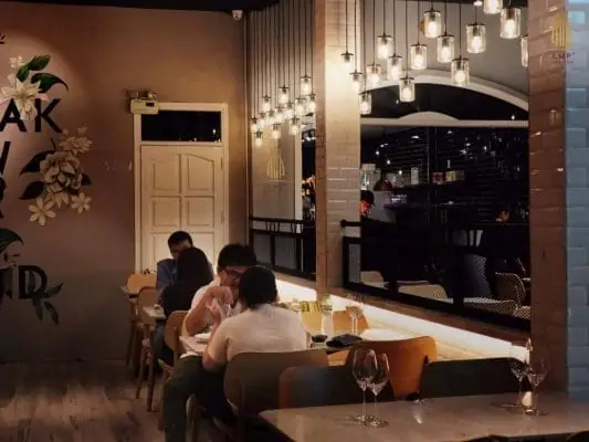 Hẻm Spaghetti: Nghệ Thuật Thiết Kế Ánh Sáng Trong Quán Ăn