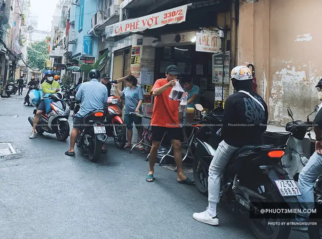 Review Cà Phê Vợt 330/2 Phan Đình Phùng: Hương Vị Xưa Cũ Giữa Lòng Sài Gòn