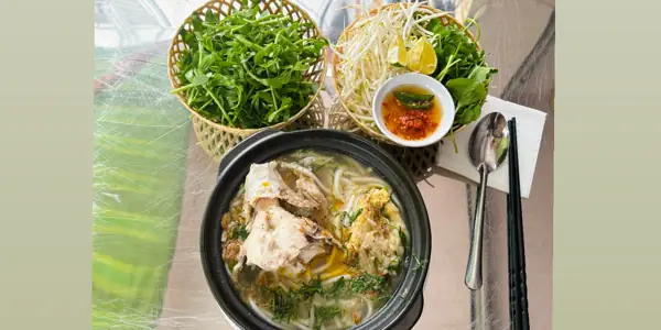 Bánh Canh Cá Lóc Nồi Đất: Bí Quyết Nước Dùng Ngọt Thanh Từ Vùng Châu Thổ