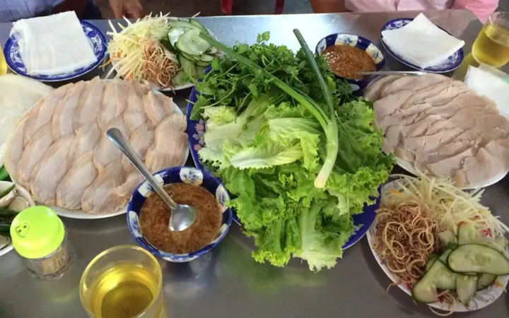 Review Quán Bánh Tráng Cuốn Thịt Heo Hẻm Quảng Trị: Trải Nghiệm Đáng Nhớ