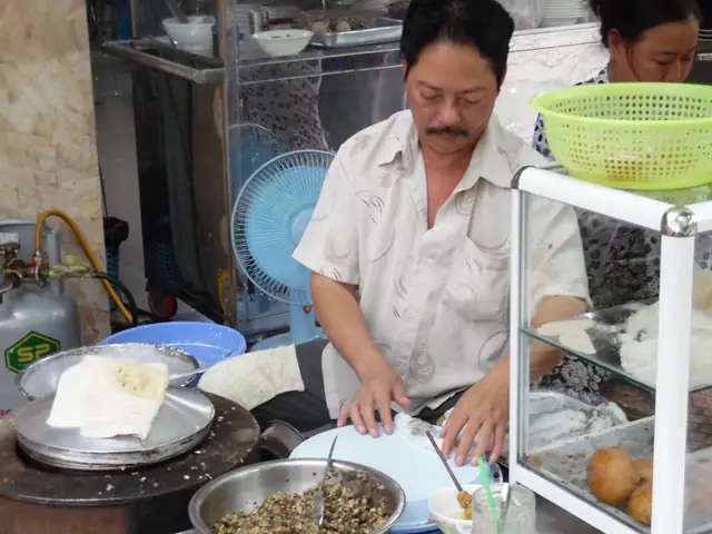 Bánh Cuốn Nóng Sài Gòn: Đánh Giá Chi Tiết Và Bí Quyết Thưởng Thức