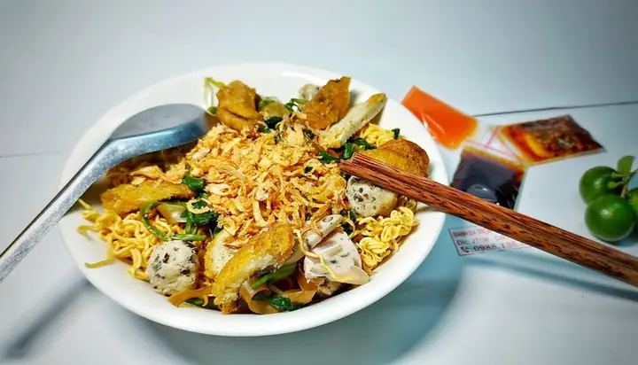 Review Bánh Đa Trộn Dốc Thọ Lão: Quán Ăn Vặt "gia Truyền" Giữa Lòng Hà Nội