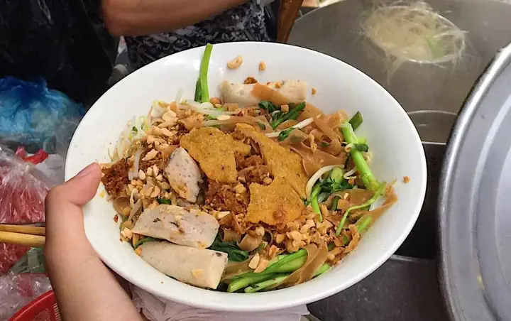 Bánh Đa Trộn Ngõ Huyện: Review Chi Tiết Quán Ăn Vặt Sinh Viên Hà Nội