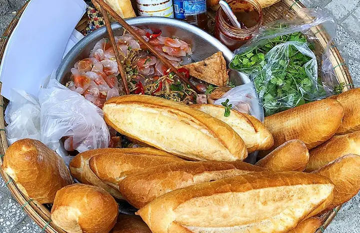 Bánh Mì Bột Lọc Huế: Món Ăn Đường Phố Đầy Tinh Tế