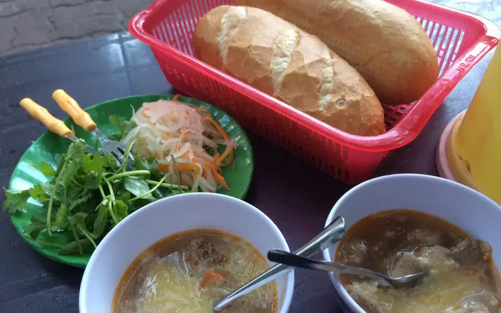 Review Chi Tiết Quán Bánh Mì Chấm Bảy Quán Tại Quy Nhơn: Trải Nghiệm Ẩm Thực Vỉa Hè Đậm Chất Việt