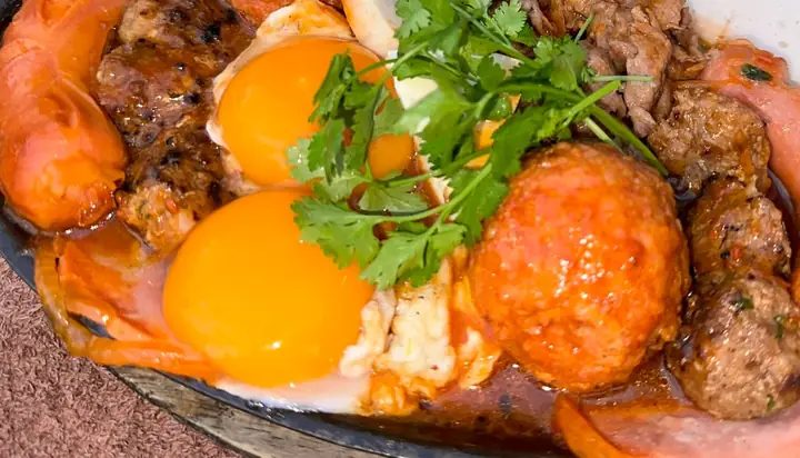 Review Chi Tiết Quán Bánh Mì Chảo Ngọc Xíu: Trải Nghiệm Hương Vị Quê Hương Ở Quận 7