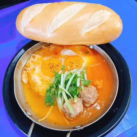 Review Bánh Mì Chảo Nguyễn Tiểu La: Điểm Đến Vàng Cho Đêm Khuya Sài Gòn