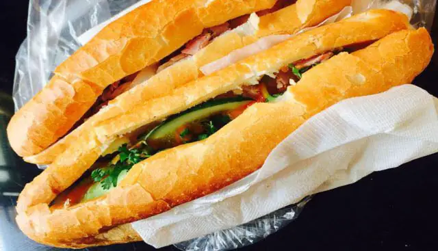 Review Bánh Mì Chảo Triệu Việt Vương: Điểm Đến Ăn Vặt Quen Thuộc Ở Hà Nội