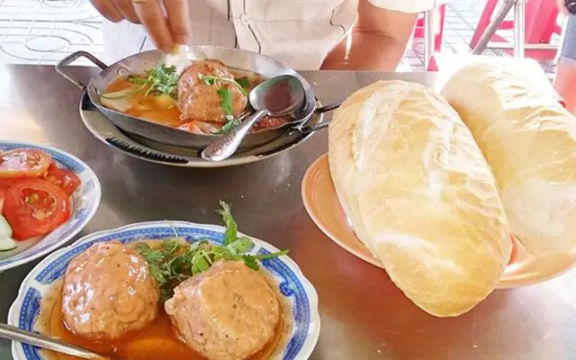 Bánh Mì Xíu Mại Cô Phương: Review Chi Tiết Quán Ngon Chợ Lớn Đáng Thử?