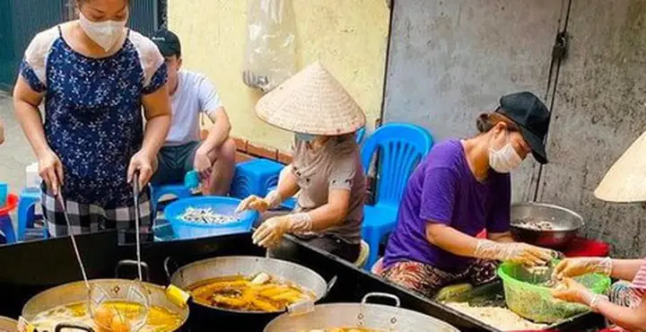 Review Bánh Rán Mặn Hồ Tây: Quán Gia Truyền 30 Năm Không Biển Hiệu