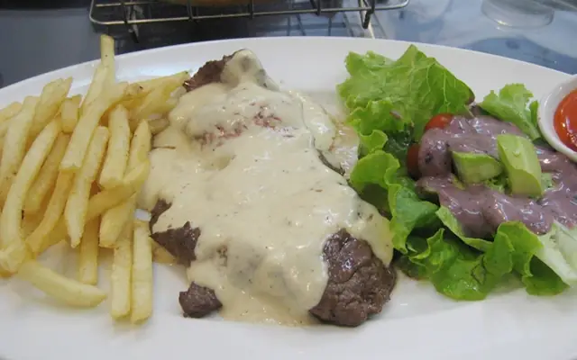 Beefsteak Titi Vũ Huy Tấn: Đánh Giá Chuyên Sâu Nhà Hàng Bò Né Gia Truyền