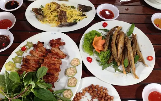 Review Quán Bên Sông Thủ Đức: Đánh Giá Chi Tiết Nhà Hàng Sân Vườn Bên Sông Kha Vạn Cân