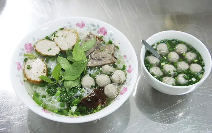 Review Quán Bún Bò Viên Cô Hoa: Trải Nghiệm Thực Tế Tại Vườn Chuối