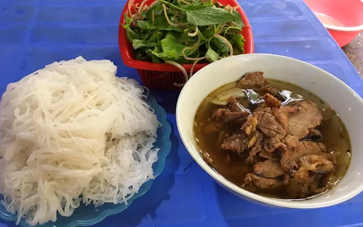 Đánh Giá Chi Tiết Quán Bún Chả Phố Cổ Ngọc Dung: Trải Nghiệm Hương Vị Hà Nội Truyền Thống