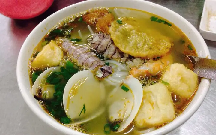 Bún Hải Sản Bề Bề: Đánh Giá Chi Tiết Quán Như Ý Tại Hòa Bình