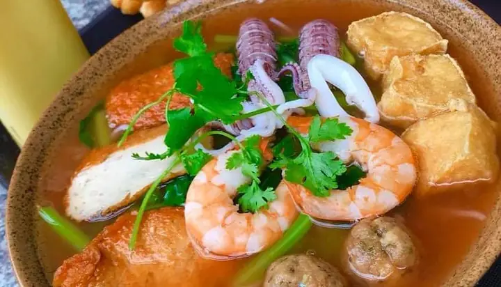 Review Quán Bún Hải Sản Linh Đàm: Trải Nghiệm Hải Sản Tươi Ngon Giá Tốt