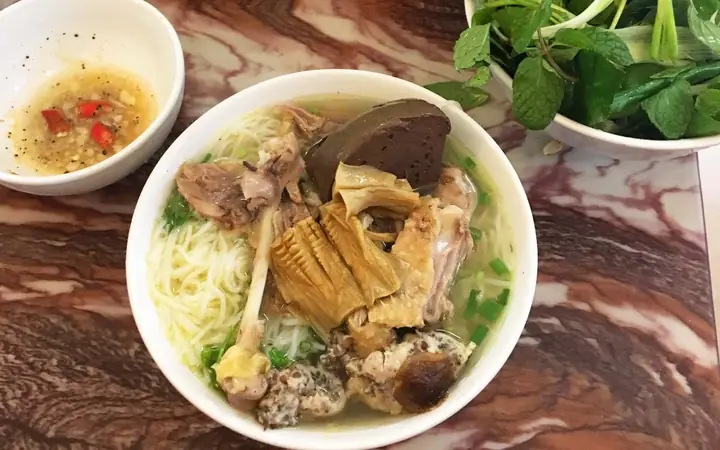 Review Quán Bún Ngan Nhàn Ngõ Trung Yên: Trải Nghiệm Món Ngon Đậm Chất Hà Nội