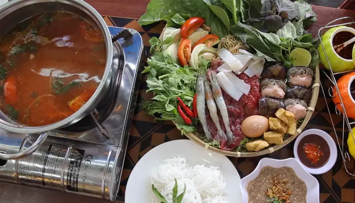 Review Quán Bún Riêu Bà Dú Nguyễn Tri Phương: Trải Nghiệm Đường Phố Quen Thuộc