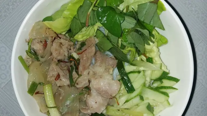 Hướng Dẫn Làm Bún Thịt Xào Miền Tây Thơm Ngon, Đậm Vị