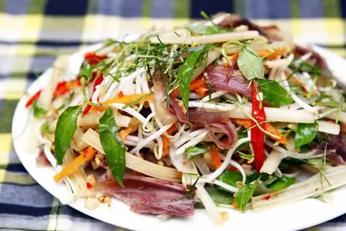 Cách Làm Nộm Gà Chua Ngọt Chuẩn Vị: Giải Pháp Hoàn Hảo Cho Gà Luộc Thừa