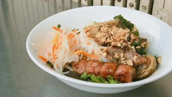 Review Quán Bún Thịt Nướng Chân Cầu Nguyễn Tri Phương: Địa Điểm Ăn Uống Bình Dân Nhưng Đậm Đà