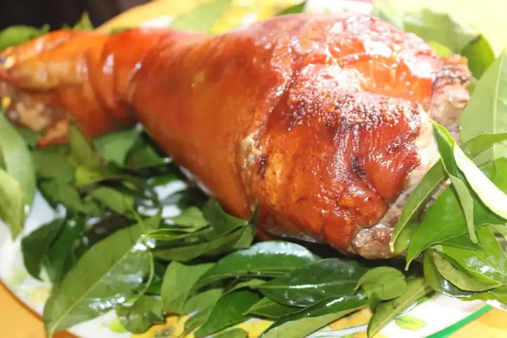 Chân Giò Nướng Lá Móc Mật