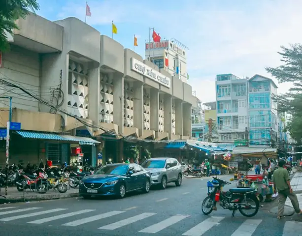 Chợ Xóm Chiếu Quận 4: Cẩm Nang Ăn Vặt Đỉnh Cao