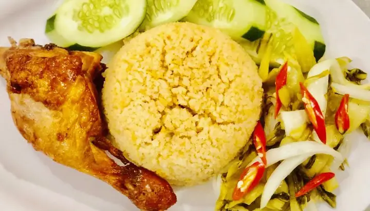 Cơm Gà Xối Mỡ: Hướng Dẫn Nấu Ăn & Đánh Giá Tại Nhật Phát