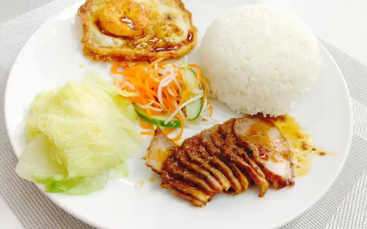 Review Cơm Ngũ Vị Khương Trung: Quán Cơm Văn Phòng Giá Rẻ, Ngon Đậm Đà?