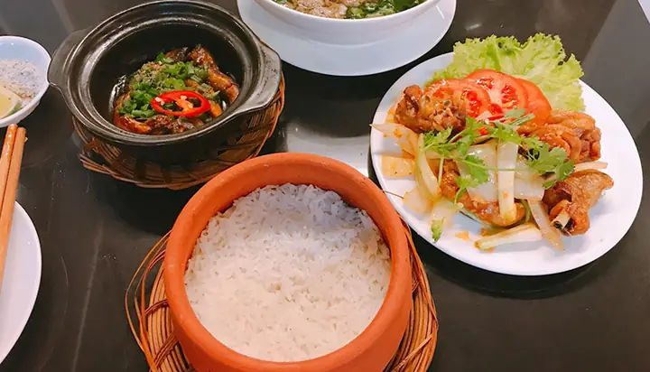 Review Cơm Niêu Chu Văn An: Trải Nghiệm Tại Quán Nước Lọ Nga Huân, Quảng Trị