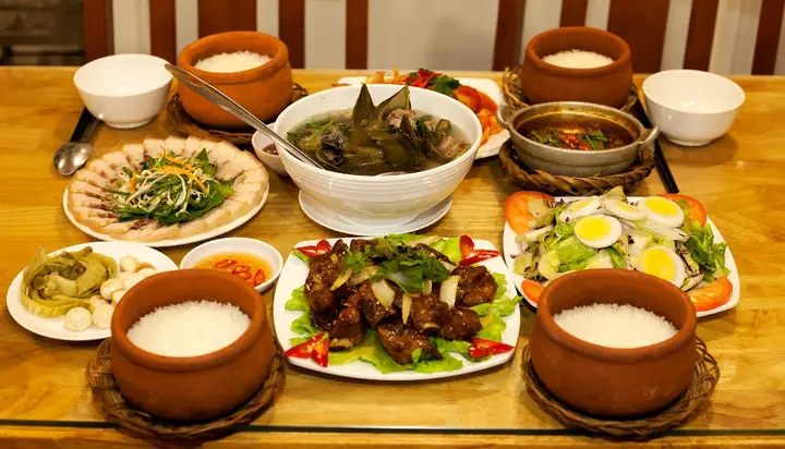 Đánh Giá Chi Tiết Cơm Niêu Hương Việt Đà Lạt: Trải Nghiệm Hương Vị Miền Quê Giữa Lòng Thành Phố