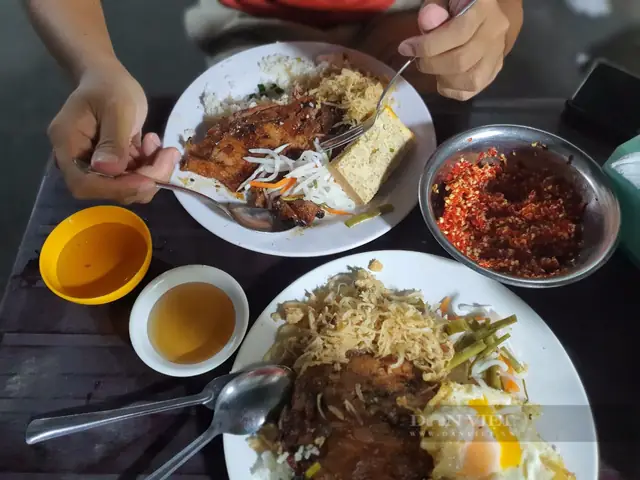 Com Tấm Bán Xuyên Đêm