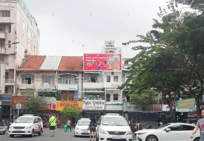 Cửa Đông Chợ Bến Thành: Cẩm Nang Ẩm Thực Đường Phố Không Thể Bỏ Lỡ