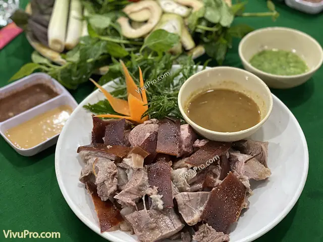 Review Quán Dê Huynh Đệ Đà Nẵng: Món Dê Quay Giòn Da Đáng Thử?