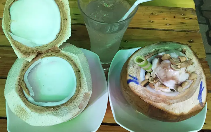 Review Quán Dừa Bến Tre 198 Bạch Đằng: Trải Nghiệm Ăn Vặt Thuần Chay Tại Trái Tim Đà Nẵng